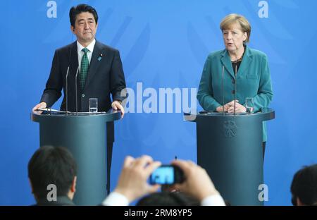 (140430) -- BERLIN, 30. April 2014 (Xinhua) -- die deutsche Kanzlerin Angela Merkel (R) und der japanische Premierminister Shinzo Abe nehmen am 30. April 2014 an einer Pressekonferenz im Bundeskanzleramt in Berlin, der Hauptstadt Deutschlands, Teil. (Xinhua/Zhang Fan) (zjl) DEUTSCHLAND-BERLIN-JAPAN-PM-VISIT PUBLICATIONxNOTxINxCHN Berlin April 30 2014 XINHUA deutsche Kanzlerin Angela Merkel r und die japanischen Premierminister Shinzo ABE besuchen AM 30 2014. April eine Pressekonferenz IM Kanzleramt in DER Hauptstadt von Berlin XINHUA Zhang Supporter Germany Berlin Japan PM Visit PUBLTxCHIOxCHION Stockfoto