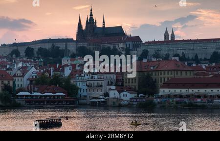 Prag, Tschechische Republik - 25. Juli 2016: Abendlicher Blick auf die Moldau in Prag mit Prager Burg und St. Vitus-Kathedrale auf dem Hügel Stockfoto