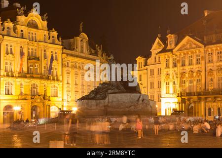 Prag, Tschechische Republik - 25. Juli 2016: Touristen rund um das Jan-Hus-Denkmal auf dem Altstädter Ring bei Nacht, umgeben von beleuchteten Gebäuden Stockfoto