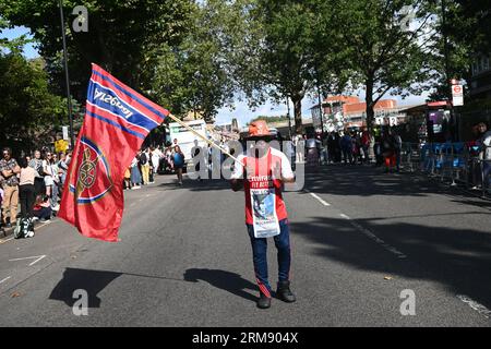 London, Großbritannien. Am 29 2023. August ziehen die Notting Hill Carnival 2022 ausgeklügelte Wagen und verkleidete Künstler bei der Karnevalsparade durch die Straßen, tanzen zu Stahlbands und Kalypso-Musik, und besuchen Sie die verlockenden Imbissstände entlang der Route und eine sehr friedliche Gemeinschaft für alle. Kredit: Siehe Li/Picture Capital/Alamy Live News Stockfoto