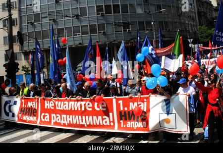 (140501) -- BELGRAD, 1. Mai 2014 (Xinhua) --Vertreter zweier Gewerkschaften in Serbien nehmen an einem Protest gegen die von der Regierung angekündigten Sparmaßnahmen anlässlich des Internationalen Arbeitstags am 1. Mai 2014 in Belgrad Teil. Die Demonstranten marschierten vom Pasischen Nikolaplatz, wo sie sich versammelten, zum Slavija-Platz in Belgrad, Serbien. (Xinhua/Nemanja Cabric) SERVIA-BELGRAD-PROTEST PUBLICATIONxNOTxINxCHN Belgrad 1. Mai 2014 XINHUA Vertreter von zwei Arbeitergewerkschaften in Serbien nehmen an einem Protest gegen die von der Regierung S angekündigten Maßnahmen anlässlich T Teil Stockfoto