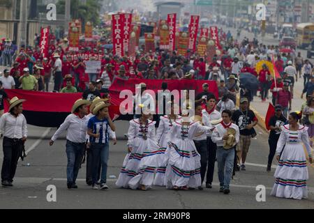 (140502) -- TEGUCIGALPA, (Xinhua) -- Mitglieder verschiedener Gewerkschaften nehmen an einem marsch zum Gedenken an den Internationalen Tag der Arbeit in Tegucigalpa, Honduras, am 1. Mai 2014 Teil. (Xinhua/Rafael Ochoa) HONDURAS-TEGUCIGALPA-INTERNATIONALER ARBEITSTAG PUBLICATIONxNOTxINxCHN Tegucigalpa XINHUA Mitglieder verschiedener Gewerkschaften nehmen an einem März Teil, um dem Internationalen Labortag in Tegucigalpa Honduras AM 1. Mai 2014 in Tegucigalpa zu gedenken XINHUA Rafael Ochoa Honduras Tegucigalpa International Laboratory Day Stockfoto