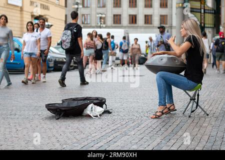 Prag, Tschechische Republik - 5. August 2017: Weibliche Straßenmusikerin, die vor Passanten in der Prager Altstadt die Handpan spielt Stockfoto