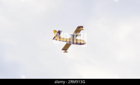 Theologos, Griechenland - 26. August 2023: Ein griechischer amphibischer Wasserbomber mit Turboprop-Triebwerk und roter und gelber Tarnung. Stockfoto