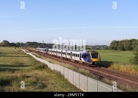 Northern Rail CAF Baureihe 195 Dieseltriebwagen 195102 + 195107 auf der Westküsten-Hauptstrecke im Grünen Stockfoto