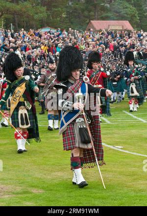 Scottish massed Pipe Bands marschieren und spielen bei The Braemar Gathering, Highland Games, Schottland. Stockfoto