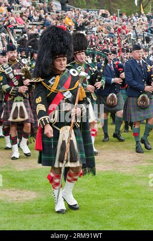 Scottish massed Pipe Bands marschieren und spielen bei The Braemar Gathering, Highland Games, Schottland. Stockfoto