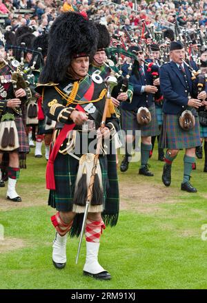 Scottish massed Pipe Bands marschieren und spielen bei The Braemar Gathering, Highland Games, Schottland. Stockfoto