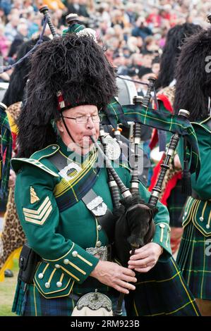 Schottische Massed Pipe-Bands spielen bei den Highland Games Stockfoto