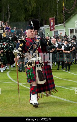 Schottische Massed Pipe-Bands spielen bei den Highland Games Stockfoto