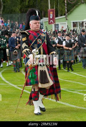 Schottische Massed Pipe-Bands spielen bei den Highland Games Stockfoto