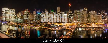 Sydney, Australien - 25. Juli 2019 - spektakuläre nächtliche Aussicht über Darling Harbour zur Skyline von Sdyney, einschließlich des Sydney Tower Eye Stockfoto