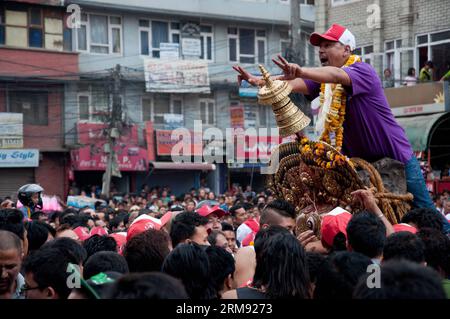 (140504) -- LALITPUR, 4. Mai 2014 (Xinhua) -- Ein Führer führt die Gläubigen an, den Wagen Gottes Rato Machhindranath am Tag der Wagenprozession in Lalitpur, Nepal, am 3. Mai 2014 zu ziehen. Rato Machhindranath Rath Jatra ist eines der längsten und interessantesten Festivals in Patan (Lalitpur), Nepal. Das Rato Machhindranath Jatra Festival soll im 11. Jahrhundert begonnen haben. (XINHUA/Patap Thapa) NEPAL-LALITPUR-FESTIVAL PUBLICATIONxNOTxINxCHN LALITPUR 4. Mai 2014 XINHUA A Leader führt die Gläubigen an, den Karotscharioten des Gottes Rato Machhindranath AM Tag der Karitenprozession in Lalitpur NEP zu ziehen Stockfoto