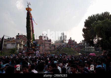 (140504) -- LALITPUR, 4. Mai 2014 (Xinhua) -- Menschen beobachten die Prozession des Wagenes Gottes Rato Macchindranath in Lalitpur, Nepal, 3. Mai 2014. Rato Machhindranath Rath Jatra ist eines der längsten und interessantesten Festivals in Patan (Lalitpur), Nepal. Das Rato Machhindranath Jatra Festival soll im 11. Jahrhundert begonnen haben. (Xinhua/Patap Thapa) NEPAL-LALITPUR-FESTIVAL PUBLICATIONxNOTxINxCHN LALITPUR 4. Mai 2014 XINHUA Prominente Beobachten Sie die Prozession des Chariot of God Rato in Lalitpur Nepal 3. Mai 2014 Rato Machhindranath Rath Jatra IST einer der LÄNGSTEN und interessantesten F Stockfoto