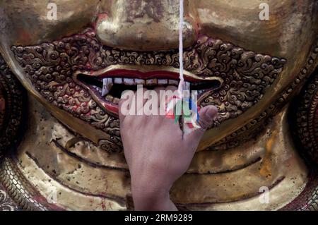 (140504) -- LALITPUR, 4. Mai 2014 (Xinhua) -- Ein Devotee gibt eine Hand in die Statue des Gottes Machhindranath am Tag der Wagenprozession in Lalitpur, Nepal, 3. Mai 2014. Rato Machhindranath Rath Jatra ist eines der längsten und interessantesten Festivals in Patan (Lalitpur), Nepal. Das Rato Machhindranath Jatra Festival soll im 11. Jahrhundert begonnen haben. (Xinhua/Patap Thapa) NEPAL-LALITPUR-FESTIVAL PUBLICATIONxNOTxINxCHN LALITPUR 4. Mai 2014 XINHUA ein Devotee beteiligt sich an der Statue Gottes Machhindranath am Tag der Streifenprozession in Lalitpur Nepal 3. Mai 2014 Rato Machhindranath Ra Stockfoto