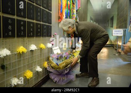 (140504) -- HARBIN, 4. Mai 2014 (Xinhua) -- Ein Mitglied einer japanischen medizinischen Delegation präsentiert einen Blumenstrauß an die Opfer der Einheit 731 in Harbin, Hauptstadt der nordöstlichen Provinz Heilongjiang, 4. Mai 2014. Eine japanische medizinische Delegation besuchte am Sonntag in Harbin den Standort von Einheit 731, einer japanischen Forschertruppe für biologische und chemische Kriegsführung während des Zweiten Weltkriegs. Der Besuch war dazu bestimmt, japanische medizinische Kriegsverbrechen während des Zweiten Weltkriegs zu untersuchen. Takeshi Yoshinaka, Direktor des Kyoto Min-iren Chuo Krankenhauses und Delegationsmitglied, sagte, Kriegsverbrechen der Einheit 731 wie Keimbekämpfung sollten von Japa aufgenommen werden Stockfoto