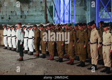 (140504) -- JERUSALEM, 4. Mai 2014 (Xinhua) -- israelische Soldaten stehen während einer Zeremonie zum Gedenktag an der Westmauer in der Altstadt von Jerusalem am 4. Mai 2014 still und trauern um gefallene Soldaten. Laut jammernden Sirenen hielten am Sonntagabend Millionen von Israelis auf ihren Spuren, um einen Moment der Stille zu beobachten, als die Nation Veranstaltungen zum Gedenktag einleitete, um ihren 23.169 gefallenen Soldaten und Frauen Tribut zu zollen. (Xinhua/JINI) MIDEAST-JERUSALEM-ISRAEL-GEDENKTAG-GEDENKTAG PUBLICATIONxNOTxINxCHN Jerusalem 4. Mai 2014 XINHUA israelische Soldaten stehen still und trauern um Fallsoldaten während eines TAGES Stockfoto