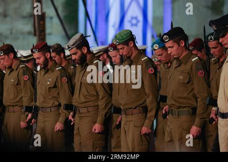 (140504) -- JERUSALEM, 4. Mai 2014 (Xinhua) -- israelische Soldaten stehen während einer Zeremonie zum Gedenktag an der Westmauer in der Altstadt von Jerusalem am 4. Mai 2014 still und trauern um gefallene Soldaten. Laut jammernden Sirenen hielten am Sonntagabend Millionen von Israelis auf ihren Spuren, um einen Moment der Stille zu beobachten, als die Nation Veranstaltungen zum Gedenktag einleitete, um ihren 23.169 gefallenen Soldaten und Frauen Tribut zu zollen. (Xinhua/JINI) MIDEAST-JERUSALEM-ISRAEL-GEDENKTAG-GEDENKTAG PUBLICATIONxNOTxINxCHN Jerusalem 4. Mai 2014 XINHUA israelische Soldaten stehen still und trauern um Fallsoldaten während eines TAGES Stockfoto