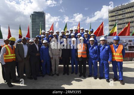 (140505) -- ADDIS ABABA, May 5, 2014 (Xinhua) -- Chinese Premier Li Keqiang (C) and Ethiopian Prime Minister Hailemariam Desalegn (5th L) pose for a group photo with workers and technicians during a visit to a light railway project in Addis Ababa, capital of Ethiopia, May 5, 2014. (Xinhua/Li Xueren) (yxb) ETHIOPIA-CHINESE PREMIER-LIGHT RAILWAY PROJECT-VISIT PUBLICATIONxNOTxINxCHN   Addis Ababa May 5 2014 XINHUA Chinese Premier left Keqiang C and Ethiopian Prime Ministers   5th l Pose for a Group Photo With Workers and Technicians during a Visit to a Light Railway Project in Addis Ababa Capital Stock Photo