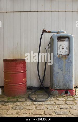 Alte verlassene Tankstelle in Dänemark. Hintergrund Stockfoto