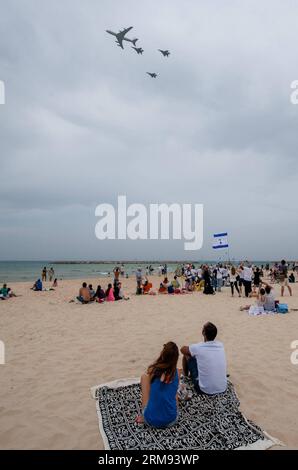 (140506) -- TEL AVIV, 6. Mai 2014 (Xinhua) -- die Menschen beobachten eine Flugshow israelischer Luftstreitkräfte über dem Mittelmeer in Tel Aviv, Israel, während einer Feier zum israelischen Unabhängigkeitstag am 6. Mai 2014. Vom Montag bis zum Dienstag feierte Israel seinen Unabhängigkeitstag zum 66. Jahrestag des Landes. (Xinhua/Li Rui) (lmz) ISRAEL-TEL AVIV-UNABHÄNGIGKEITSTAG PUBLICATIONxNOTxINxCHN Tel Aviv 6. Mai 2014 XINHUA Celebrities Sehen Sie sich die Air Show der israelischen Luftstreitkräfte über dem Mittelmeer in Tel Aviv Israel während einer Feier für Israel an Stockfoto