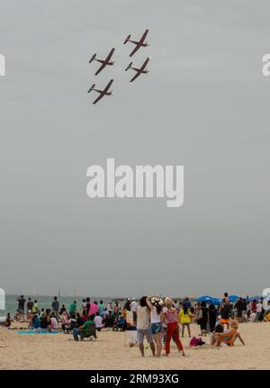 (140506) -- TEL AVIV, 6. Mai 2014 (Xinhua) -- die Menschen beobachten eine Flugshow israelischer Luftstreitkräfte über dem Mittelmeer in Tel Aviv, Israel, während einer Feier zum israelischen Unabhängigkeitstag am 6. Mai 2014. Vom Montag bis zum Dienstag feierte Israel seinen Unabhängigkeitstag zum 66. Jahrestag des Landes. (Xinhua/Li Rui) (lmz) ISRAEL-TEL AVIV-UNABHÄNGIGKEITSTAG PUBLICATIONxNOTxINxCHN Tel Aviv 6. Mai 2014 XINHUA Celebrities Sehen Sie sich die Air Show der israelischen Luftstreitkräfte über dem Mittelmeer in Tel Aviv Israel während einer Feier für Israel an Stockfoto