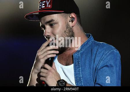 (140507) -- MONTEVIDEO, 7. Mai 2014 (Xinhua) -- Liam Payne, Mitglied der britischen Band One Direction, tritt am 6. Mai 2014 während eines Konzerts ihrer Where WE Are Tour im Centenario Stadium in Montevideo, der Hauptstadt Uruguays, auf. (Xinhua/Nicolas Celaya) URUGUAY-MONTEVIDEO-MUSIC-ONE DIRECTION PUBLICATIONxNOTxINxCHN Montevideo 7. Mai 2014 XINHUA Liam Payne Mitglied von British Tie One Direction tritt während eines Konzerts ihrer Where We Are Tour auf der Centenario Stage in Montevideo Capital of Uruguay auf, AM 6. Mai 2014 XINHUA NOICas Celaya Celaya Direction PMONTEBLATXINXVIDEO Music Stockfoto