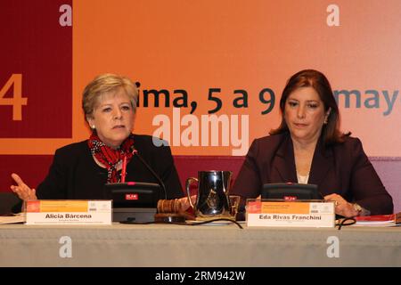 (140507) -- LIMA, 7. Mai 2014 (Xinhua) -- Alicia Barcena(L), Exekutivsekretärin der Wirtschaftskommission für Lateinamerika und die Karibik (CEPAL, für ihr Akronym in Spanisch), nimmt nach der Einweihungszeremonie der 25. Sitzung der CEPAL mit Perus Außenminister EDA Rivas (R) an einer Pressekonferenz Teil, im Distrikt San Isidro im Departamento Lima, Peru, am 6. Mai 2014. Bei den CEPAL-Sitzungen handelt es sich um Regierungskonferenzen, auf denen die wichtigsten Fragen für die wirtschaftliche und soziale Entwicklung der Länder der Region erörtert werden sollen. Die CEPAL-Sitzungen finden alle zwei Jahre statt Stockfoto