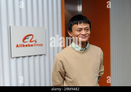 (140507) -- HANGZHOU, 2014 (Xinhua) -- Aktenfoto, aufgenommen am 12. November 2013, zeigt Gründer und Vorsitzender von Alibaba Ma Yun posiert für Fotos vor dem Alibaba-Logo in der Alibaba-Gruppe in Hangzhou, der Hauptstadt der ostchinesischen Provinz Zhejiang. Der chinesische E-Commerce-Riese Alibaba hat der US-amerikanischen Börsenaufsichtsbehörde SEC ein erstes Börsennotierungsdokument vorgelegt, in dem eine Milliarde US-Dollar laut Informationen der SEC und gut informierten Quellen gesammelt werden sollen. Analysten sagten, dass die eine Milliarde US-Dollar nur eine Anfangszahl ist und dass der tatsächliche Betrag viel größer sein könnte. (Xinhua/Ju H Stockfoto