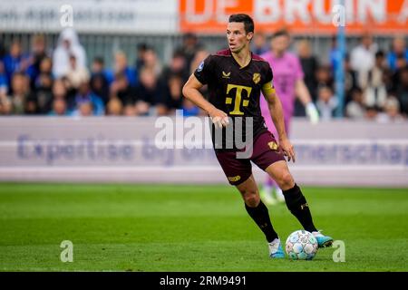 Zwolle, Niederlande. 27. August 2023. ZWOLLE, NIEDERLANDE - AUGUST 27: Nick Viergever vom FC Utrecht dribbelt mit dem Ball während des niederländischen Eredivisie-Spiels zwischen PEC Zwolle und FC Utrecht im MAC3PARK stadion am 27. August 2023 in Zwolle, Niederlande (Foto: Rene Nijhuis/Orange Pictures) Credit: Orange Pics BV/Alamy Live News Stockfoto