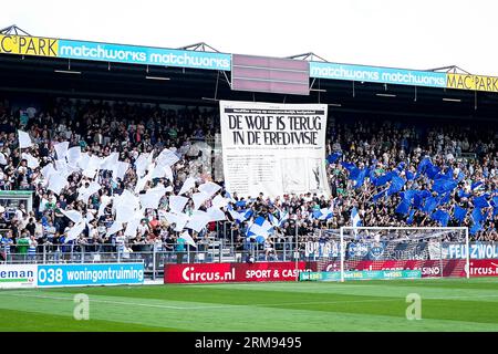 Zwolle, Niederlande. 27. August 2023. ZWOLLE, NIEDERLANDE - AUGUST 27: Anhänger von PEC Zwolle zeigen ein Banner während des niederländischen Eredivisie-Spiels zwischen PEC Zwolle und FC Utrecht im MAC3PARK stadion am 27. August 2023 in Zwolle, Niederlande (Foto: Rene Nijhuis/Orange Pictures) Credit: Orange Pics BV/Alamy Live News Stockfoto