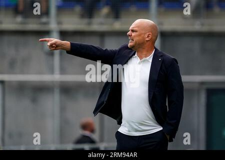 Zwolle, Niederlande. 27. August 2023. ZWOLLE, NIEDERLANDE - AUGUST 27: Trainer Johnny Jansen von PEC Zwolle Gesten während des niederländischen Eredivisie-Spiels zwischen PEC Zwolle und FC Utrecht im MAC3PARK stadion am 27. August 2023 in Zwolle, Niederlande (Foto: Rene Nijhuis/Orange Pictures) Credit: Orange Pics BV/Alamy Live News Stockfoto