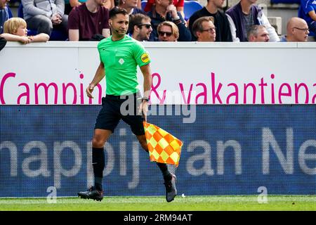 Zwolle, Niederlande. 27. August 2023. ZWOLLE, NIEDERLANDE - AUGUST 27: Stellvertretender Schiedsrichter Murat Kucukerbir schaut beim niederländischen Eredivisie-Spiel zwischen PEC Zwolle und FC Utrecht im MAC3PARK stadion am 27. August 2023 in Zwolle, Niederlande (Foto: Rene Nijhuis/Orange Pictures) Credit: Orange Pics BV/Alamy Live News Stockfoto