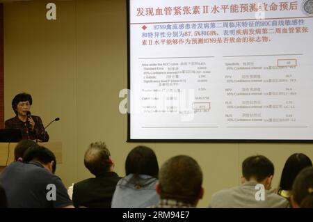 (140507) -- HANGZHOU, 7. Mai 2014 (Xinhua) -- Li Lanjuan, Forscher an der Chinesischen Akademie der Ingenieurwissenschaften und Spezialist für H7N9-Prävention, spricht an einer Pressekonferenz in Hangzhou, der Hauptstadt der ostchinesischen Provinz Zhejiang, am 6. Mai 2014. Laut einer Studie chinesischer Mediziner wurde festgestellt, dass ein menschliches Blutprotein mit der Todesrate H7N9 in Verbindung gebracht wird. Die Studie, die am Dienstag in Nature Communications veröffentlicht wurde, zeigte, dass die Angiotensin-II-Plasmaspiegel im Blut bei H7N9-Patienten höher sind und zur Vorhersage ihrer körperlichen Verschlechterung verwendet werden können. Angiotensin II ist ein humanes Stockfoto