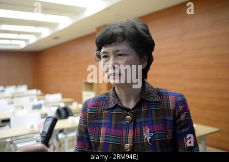 (140507) -- HANGZHOU, 7. Mai 2014 (Xinhua) -- Li Lanjuan, Forscher an der Chinesischen Akademie der Technik und Spezialist für H7N9-Prävention, erhält ein Interview nach einer Pressekonferenz in Hangzhou, Hauptstadt der ostchinesischen Provinz Zhejiang, 6. Mai 2014. Laut einer Studie chinesischer Mediziner wurde festgestellt, dass ein menschliches Blutprotein mit der Todesrate H7N9 in Verbindung gebracht wird. Die Studie, die am Dienstag in Nature Communications veröffentlicht wurde, zeigte, dass die Angiotensin-II-Plasmaspiegel im Blut bei H7N9-Patienten höher sind und zur Vorhersage ihrer körperlichen Verschlechterung verwendet werden können. Angiotensi Stockfoto