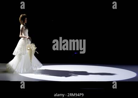 (140507) -- BARCELONA, 7. Mai 2014 (Xinhua) -- Ein Modell präsentiert eine Kreation der spanischen Designerin Inmaculada Garcia auf der Barcelona Bridal Week am 7. Mai 2014 in Barcelona. Die Barcelona Bridal Week findet vom 6. Bis 11. Mai statt. (Xinhua/Pau Barrena) SPANIEN-BARCELONA-BRIDAL WEEK PUBLICATIONxNOTxINxCHN Barcelona 7. Mai 2014 XINHUA A Model präsentiert eine Kreation von spanischen Designern Inmaculada Garcia AUF der Barcelona Bridal Week in Barcelona 7. Mai 2014 die Barcelona Bridal Week läuft vom 6. Bis 11. Mai XINHUA Pau Spain Barcelona Bridal Week PNOBLICATINXCHXN Stockfoto