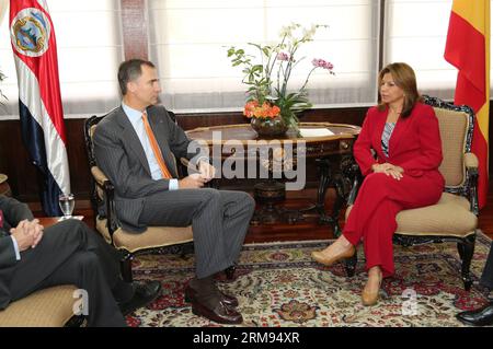 (140507) -- SAN JOSE, 7. Mai 2014 (Xinhua) -- Costa Ricas Präsidentin Laura Chinchilla (R) spricht mit dem spanischen Prinzen Felipe von Borbon während ihres Treffens im Präsidentenhaus in San Jose, der Hauptstadt von Costa Rica, am 7. Mai 2014. Felipe de Borbon wird am 8. Mai an der Amtseinführung des gewählten Präsidenten Costa Ricas, Luis Guillermo Solis, für die Amtszeit von 2014 bis 2018 teilnehmen. (Xinhua/Kent Gilbert) COSTA RICA-SAN JOSE-SPAIN-POLITICS-MEETING PUBLICATIONxNOTxINxCHN San Jose 7. Mai 2014 XINHUA Costa Rica S Präsidentin Laura Chinchilla r spricht mit dem spanischen Prinzen Felipe von Borbon während ihres Treffens IN Presidentia Stockfoto