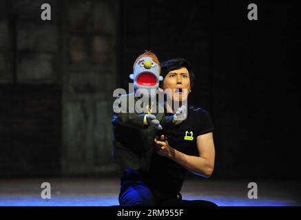 Ein Schauspieler spielt während der chinesischen Version des amerikanischen Musicals Avenue Q an der Haidian Opera in Peking, der Hauptstadt Chinas, am 7. Mai 2014. Avenue Q wurde von Robert Lopez und Jeff Marx entworfen, die die Musik und die Texte verfassten, und gewann 2004 den Tony Award für das beste Musical. (Xinhua/Xiao Xiao) (lfj) CHINA-BEIJING-MUSICAL-AVENUE Q (CN) PUBLICATIONxNOTxINxCHN für Schauspieler tritt während der chinesischen Version von American Musical Avenue Q AN der Haidian Opera in Beijing Hauptstadt von China AM 7. Mai 2014 Avenue Q WURDE von Robert Lopez und Jeff Marx konzipiert, die die Musik und die Texte geschrieben haben und ES 2004 gewann Tony Aw Stockfoto