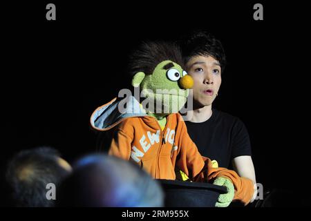 Ein Schauspieler spielt während der chinesischen Version des amerikanischen Musicals Avenue Q an der Haidian Opera in Peking, der Hauptstadt Chinas, am 7. Mai 2014. Avenue Q wurde von Robert Lopez und Jeff Marx entworfen, die die Musik und die Texte verfassten, und gewann 2004 den Tony Award für das beste Musical. (Xinhua/Xiao Xiao) (lfj) CHINA-BEIJING-MUSICAL-AVENUE Q (CN) PUBLICATIONxNOTxINxCHN für Schauspieler tritt während der chinesischen Version von American Musical Avenue Q AN der Haidian Opera in Beijing Hauptstadt von China AM 7. Mai 2014 Avenue Q WURDE von Robert Lopez und Jeff Marx konzipiert, die die Musik und die Texte geschrieben haben und ES 2004 gewann Tony Aw Stockfoto