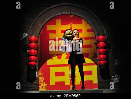 Ein Schauspieler spielt während der chinesischen Version des amerikanischen Musicals Avenue Q an der Haidian Opera in Peking, der Hauptstadt Chinas, am 7. Mai 2014. Avenue Q wurde von Robert Lopez und Jeff Marx entworfen, die die Musik und die Texte verfassten, und gewann 2004 den Tony Award für das beste Musical. (Xinhua/Xiao Xiao) (lfj) CHINA-BEIJING-MUSICAL-AVENUE Q (CN) PUBLICATIONxNOTxINxCHN für Schauspieler tritt während der chinesischen Version von American Musical Avenue Q AN der Haidian Opera in Beijing Hauptstadt von China AM 7. Mai 2014 Avenue Q WURDE von Robert Lopez und Jeff Marx konzipiert, die die Musik und die Texte geschrieben haben und ES 2004 gewann Tony Aw Stockfoto