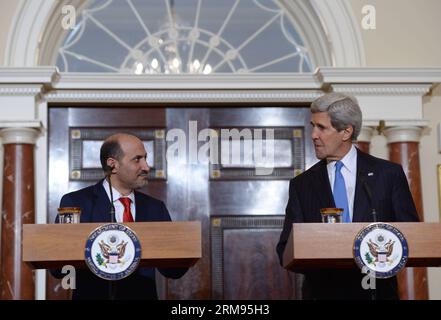 US-Außenminister John Kerry (R) und der Präsident der Syrischen Nationalen Koalition (SNC) Ahmad Al-Jarba (L) sprechen vor dem Treffen im Außenministerium in Washington D.C., den Vereinigten Staaten, am 8. Mai 2014 mit den Medien. (Xinhua/Yin Bogu) US-WASHINGTON D.C.-SYRIEN-OPPOSITION-KERRY PUBLICATIONxNOTxINxCHN US-Außenminister John Kerry r und der Präsident der syrischen Nationalen Koalition SNC Ahmad Al l sprechen vor ihrem Treffen IM Außenministerium in Washington D.C., USA, AM 8. Mai 2014 XINHUA Yin Bogu Washington D C Syrien Opposition Kerry PU Stockfoto