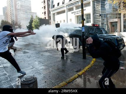 Die Studenten stoßen auf Anti-Aufruhr-Polizisten während einer Demonstration in Santiago, der Hauptstadt Chiles, am 8. Mai 2014. Laut der lokalen Presse verlangten die Studenten eine direkte Teilnahme an der Bildungsreform. (Xinhua/Jorge Villegas) (ql) CHILE-SANTIAGO-GESELLSCHAFTSDEMONSTRATION PUBLICATIONxNOTxINxCHN Studenten stoßen auf Anti-Riot-Polizisten während einer Demonstration in Santiago Hauptstadt von Chile AM 8. Mai 2014 forderten Studenten ihre direkte Teilnahme an der Bildungsreform laut der lokalen Presse XINHUA Jorge Villegas QL Chile Santiago Society Demonstration PUNOBLATINNxCHN Stockfoto