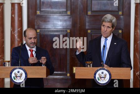 US-Außenminister John Kerry (R) und der Präsident der Syrischen Nationalen Koalition (SNC) Ahmad Al-Jarba (L) sprechen vor dem Treffen im Außenministerium in Washington D.C., den Vereinigten Staaten, am 8. Mai 2014 mit den Medien. (Xinhua/Yin Bogu) US-WASHINGTON D.C.-SYRIEN-OPPOSITION-KERRY PUBLICATIONxNOTxINxCHN US-Außenminister John Kerry r und der Präsident der syrischen Nationalen Koalition SNC Ahmad Al l sprechen vor ihrem Treffen IM Außenministerium in Washington D.C., USA, AM 8. Mai 2014 XINHUA Yin Bogu Washington D C Syrien Opposition Kerry PU Stockfoto