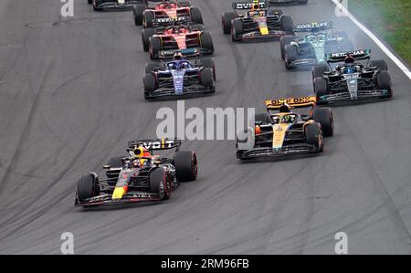 Max Verstappen von Red Bull Racing führt in der ersten Runde des Großen Preises der Niederlande auf dem Circuit Zandvoort CM.com in die erste Kurve. Bilddatum: Sonntag, 27. August 2023. Stockfoto