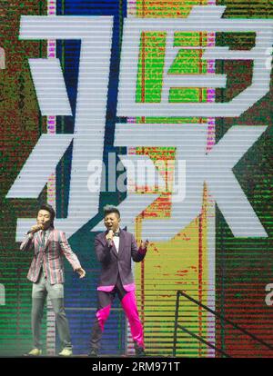 Chen Yufan (L) und Hu Haiquan (R), Mitglieder der Musikband Yu&Quan, treten bei einem Solokonzert in Nanjing, der Hauptstadt der ostchinesischen Provinz Jiangsu, am 10. Mai 2014 auf. (Xinhua/Su Yang) (lfj) CHINA-JIANGSU-NANJING-SOLO CONCERT (CN) PUBLICATIONxNOTxINxCHN Chen Yufan l und HU Haiquan r Mitglieder von Music Tie treten während eines Solokonzerts in Nanjing Hauptstadt von Ostchina S Jiangsu am 10. Mai 2014 auf XINHUA SU Yang China Jiangsu PICATINxBLN Solo-Konzert Stockfoto