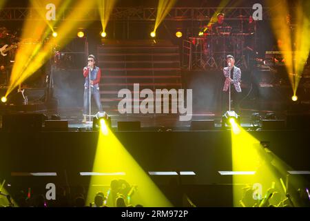 Chen Yufan (L) und Hu Haiquan (R), Mitglieder der Musikband Yu&Quan, treten bei einem Solokonzert in Nanjing, der Hauptstadt der ostchinesischen Provinz Jiangsu, am 10. Mai 2014 auf. (Xinhua/Su Yang) (lfj) CHINA-JIANGSU-NANJING-SOLO CONCERT (CN) PUBLICATIONxNOTxINxCHN Chen Yufan l und HU Haiquan r Mitglieder von Music Tie treten während eines Solokonzerts in Nanjing Hauptstadt von Ostchina S Jiangsu am 10. Mai 2014 auf XINHUA SU Yang China Jiangsu PICATINxBLN Solo-Konzert Stockfoto