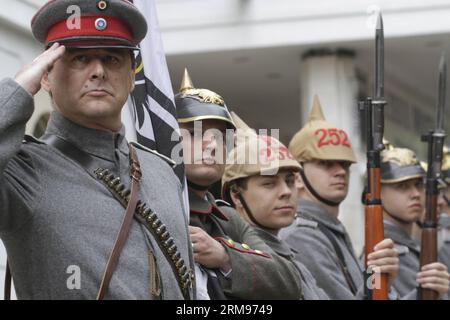 Menschen in Militäruniformen des Ersten Weltkriegs nehmen an einer Parade im National Military History Museum Teil, um den 100. Jahrestag des Ersten Weltkriegs in Bukarest, Rumänien, am 10. Mai 2014 zu feiern. (Xinhua/Gabriel Petrescu) RUMÄNIEN-BUKAREST-MUSUEM-WWI-MEMORIAL PUBLICATIONxNOTxINxCHN Prominente in MILITÄRUNIFORMEN des Landes nehmen an einer Parade IM National Military History Museum Teil, um den hundertsten Jahrestag des Ersten Weltkriegs in Bukarest Rumänien 10. Mai 2014 XINHUA Gabriel Romania Stockfoto