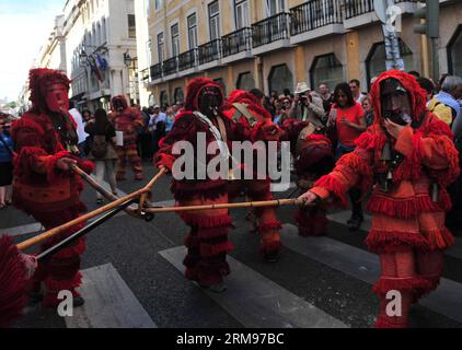 Die Teilnehmer treten während der Parade des 9. Internationalen Festivals der iberischen Maske in Lissabon, Portugal, am 10. Mai 2014 auf. Etwa 500 maskierte Menschen nahmen an dem Festival Teil. (Xinhua/Zhang Liyun) (ctt) PORTUGAL-LISSABON-MASKENFESTIVAL PUBLICATIONxNOTxINxCHN Teilnehmer treten während der Parade des 9. Internationalen Festivals der iberischen Maske in Lissabon Portugal am 10. Mai 2014 auf. Ungefähr 500 maskierte Prominente nahmen am Festival XINHUA Zhang Liyun CTT Portugal Lissabon NICTNOBLINxMaskenfestival Teil Stockfoto