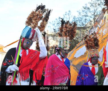 Die Teilnehmer treten während der Parade des 9. Internationalen Festivals der iberischen Maske in Lissabon, Portugal, am 10. Mai 2014 auf. Etwa 500 maskierte Menschen nahmen an dem Festival Teil. (Xinhua/Zhang Liyun) (ctt) PORTUGAL-LISSABON-MASKENFESTIVAL PUBLICATIONxNOTxINxCHN Teilnehmer treten während der Parade des 9. Internationalen Festivals der iberischen Maske in Lissabon Portugal am 10. Mai 2014 auf. Ungefähr 500 maskierte Prominente nahmen am Festival XINHUA Zhang Liyun CTT Portugal Lissabon NICTNOBLINxMaskenfestival Teil Stockfoto