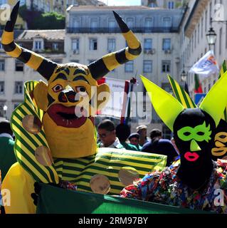 Die Teilnehmer treten während der Parade des 9. Internationalen Festivals der iberischen Maske in Lissabon, Portugal, am 10. Mai 2014 auf. Etwa 500 maskierte Menschen nahmen an dem Festival Teil. (Xinhua/Zhang Liyun) (ctt) PORTUGAL-LISSABON-MASKENFESTIVAL PUBLICATIONxNOTxINxCHN Teilnehmer treten während der Parade des 9. Internationalen Festivals der iberischen Maske in Lissabon Portugal am 10. Mai 2014 auf. Ungefähr 500 maskierte Prominente nahmen am Festival XINHUA Zhang Liyun CTT Portugal Lissabon NICTNOBLINxMaskenfestival Teil Stockfoto